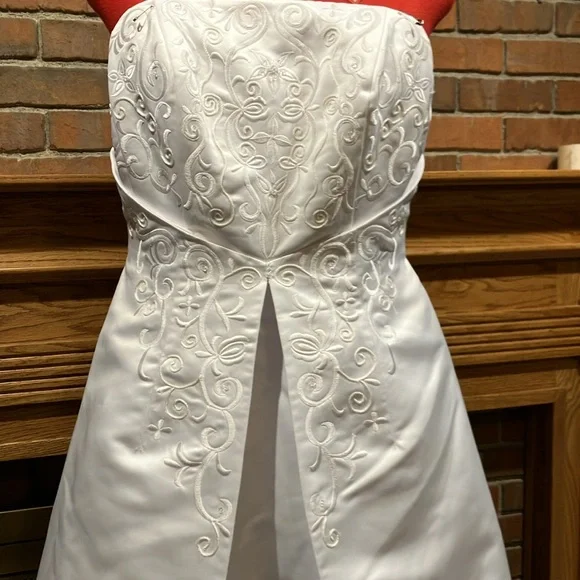 EUC Sz 16W Davids Bridal satin embroidered gown w chapel train 95268